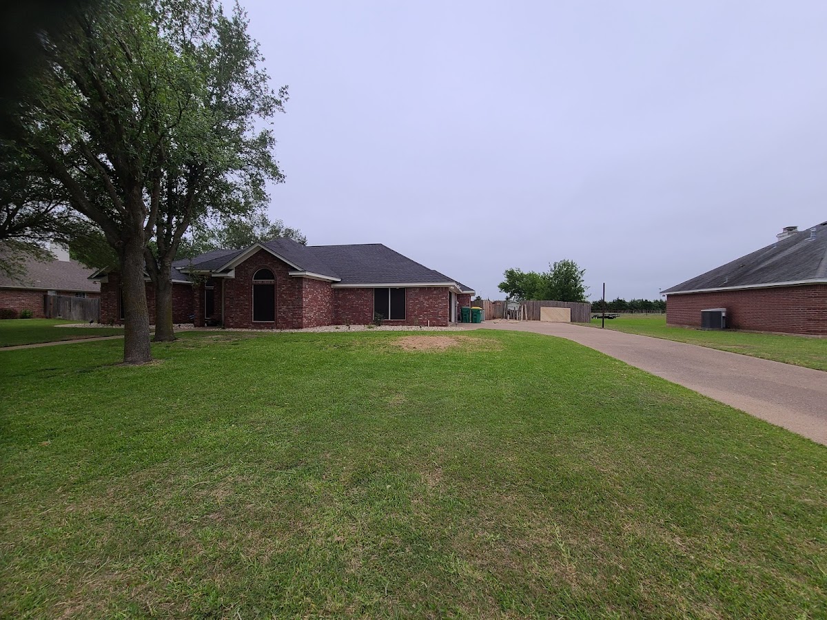 A tidy, well-kept Waco home and lawn maintained by Mowers Landscaping